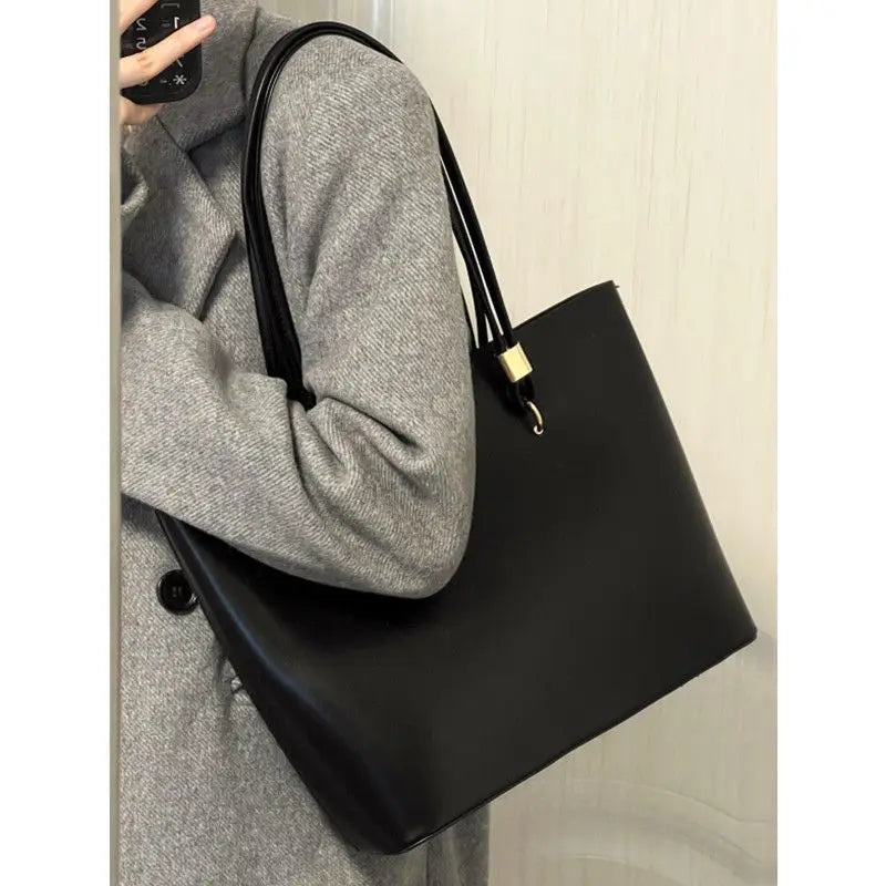 Black PU Tote Bag 2023 New Women's High Capacity Minimalist Zipper Shoulder Bag Classic Fashion Classroom Commuter Handbag Tide Vedee